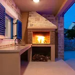 Banovi Comfortable Villa Vinjerac